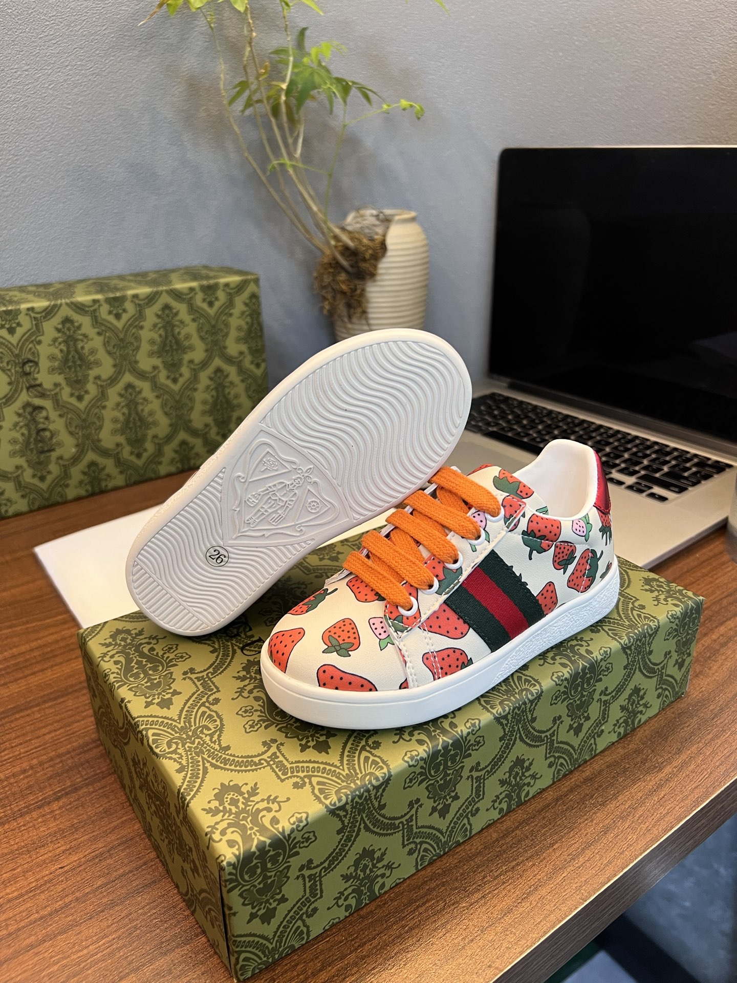 Children's shoes child